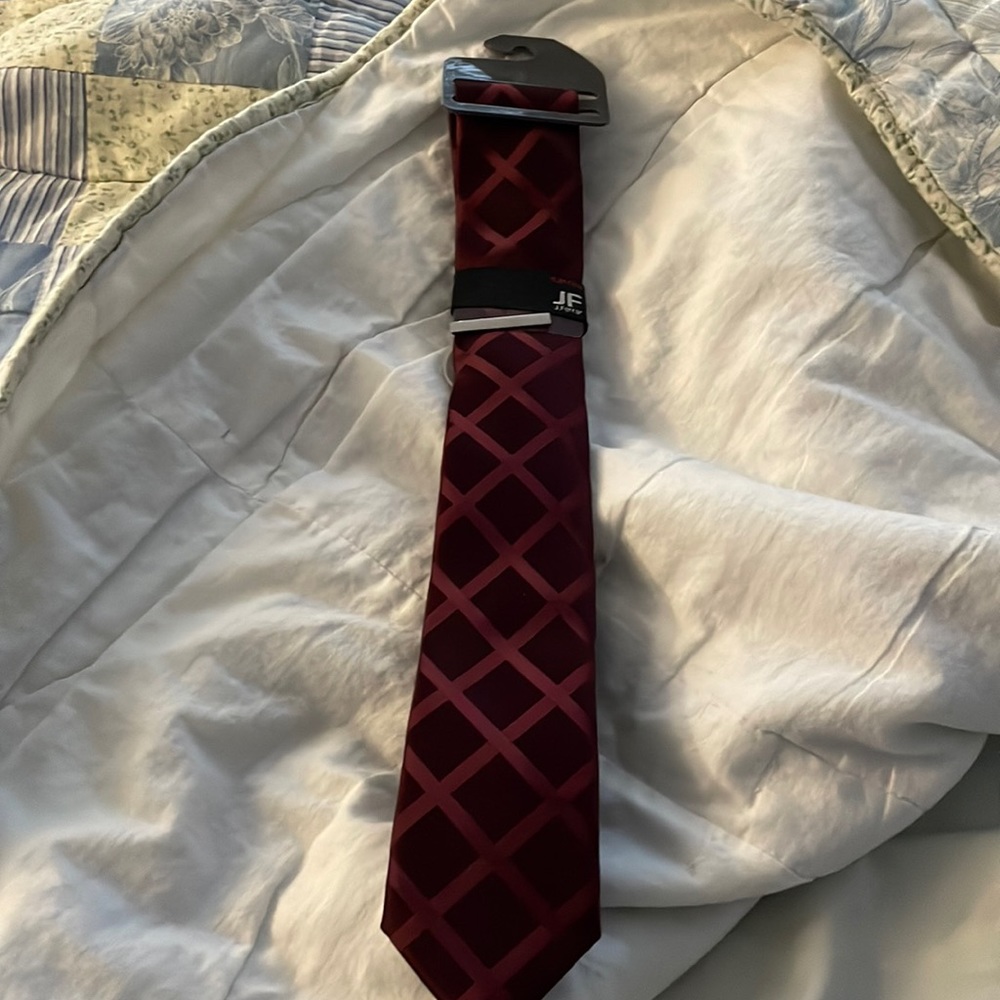 JF J.Ferrar narrow burgundy tie w/tie clip
